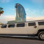 Limusina Hummer blanca en las instalaciones del negocio en Barcelona."