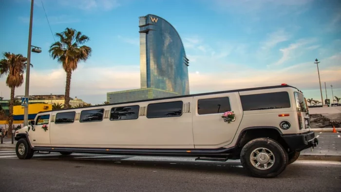 Limusina Hummer blanca en las instalaciones del negocio en Barcelona."