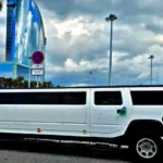 Limusina Hummer Aurora blanca frente al Hotel Vela, Barcelona