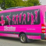Mini bus rosa en barcelona color rosa y para despedidas o cumpleaños