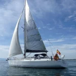 Velero navegando en el mar de Barcelona, perfecto para disfrutar de un paseo exclusivo y relajante."