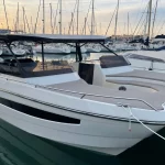 Yate doble con proa equipada con colchonetas para tumbarse