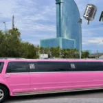 limusina rosa hummer con vistas al hotel w de fondo en Barcelona