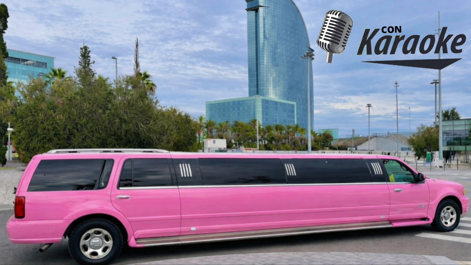 Hummer-rosa-con-karaoke limusina rosa hummer con vistas al hotel w de fondo en Barcelona