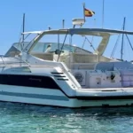 "Yate de lujo navegando en el mar, ideal para eventos exclusivos y celebraciones en Barcelona."