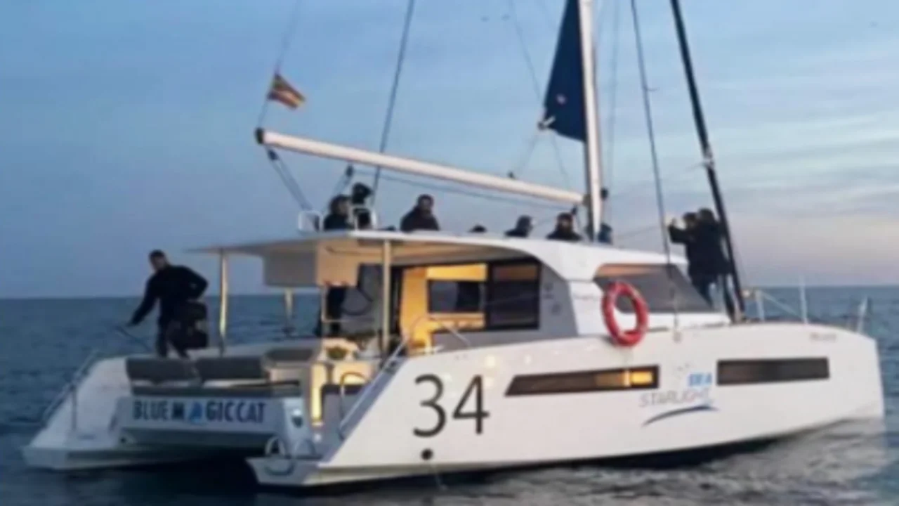 Catamarán privado con capacidad para doce personas