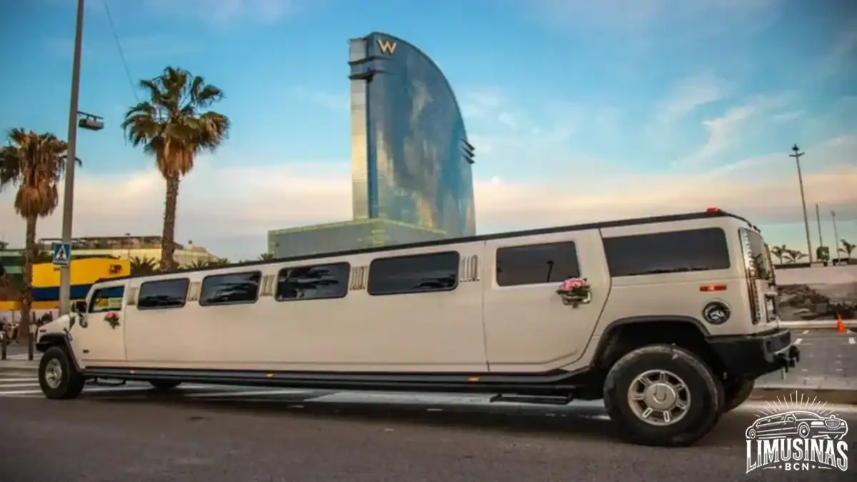 limusina hummer premium en fondo se ve el hotel w