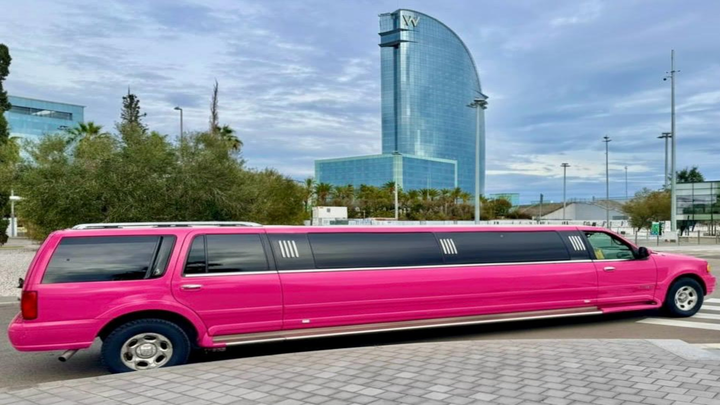 Limusina Hummer Rosa en las instalaciones del negocio en Barcelona."