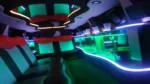 Interior de la limusina Pontiac Blanca con iluminación verde