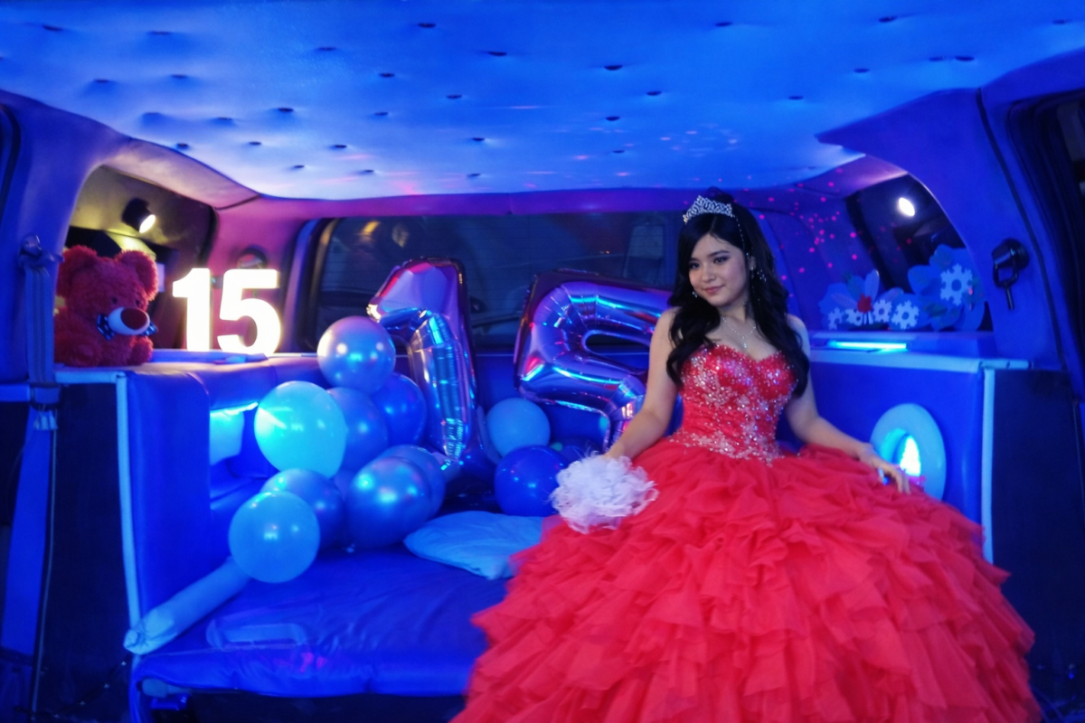 Limusina rosa para fiesta de 15 años en Barcelona