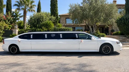 Limusina Pontiac Blanca en Barcelona, vista lateral completa