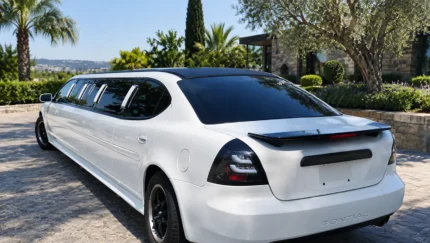 Limusina Pontiac Blanca en Barcelona lista para eventos